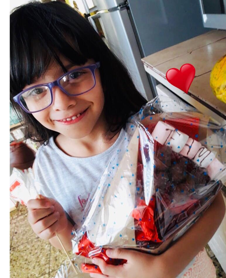 ramo frutal de fresas con chocolate y rosas rojas
