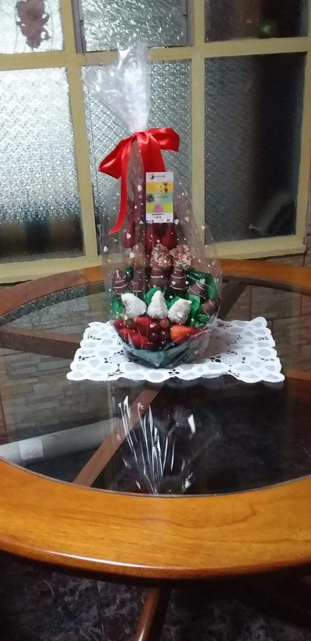 Arreglo frutal de fresas con chocolate y rosas rojas