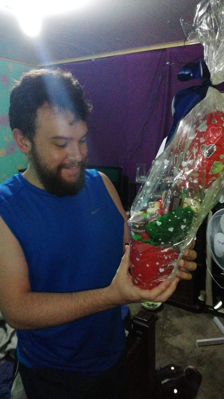 Arreglo de chocolates y dulces varias para cualquier ocasión especial para hombre contiene cerveza y