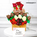 Arreglo frutal de fresas con chocolate y rosas rojas