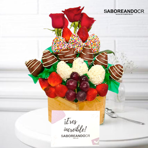 Arreglo frutal de fresas con chocolate y rosas rojas