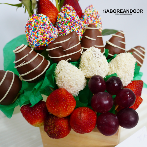 Arreglo frutal de fresas con chocolate y rosas rojas