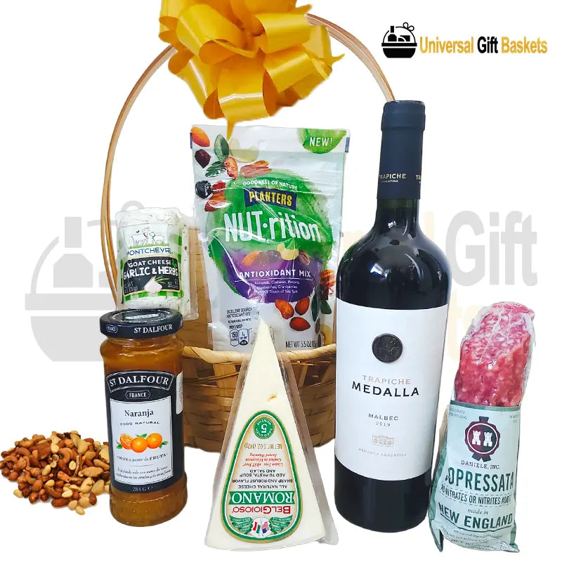 Cesta de regalo con vino, queso y embutidos gourmet de Costa Rica