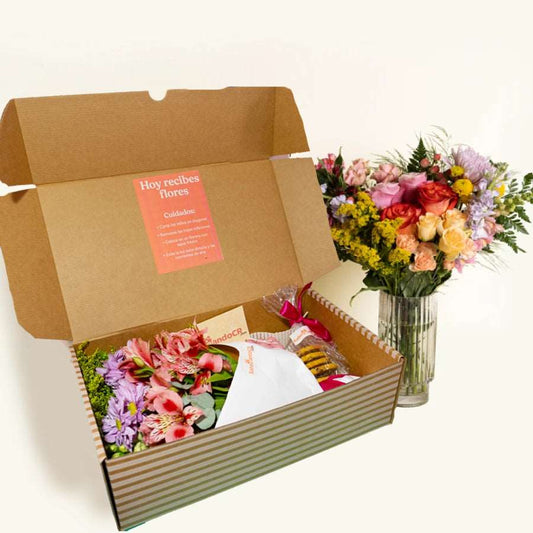 Ramo de flores de temporada en caja costa rica saboreandocr