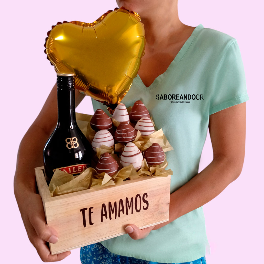 Regalo de fresas con chocolate y beileys con globo costa rica saboreandocr