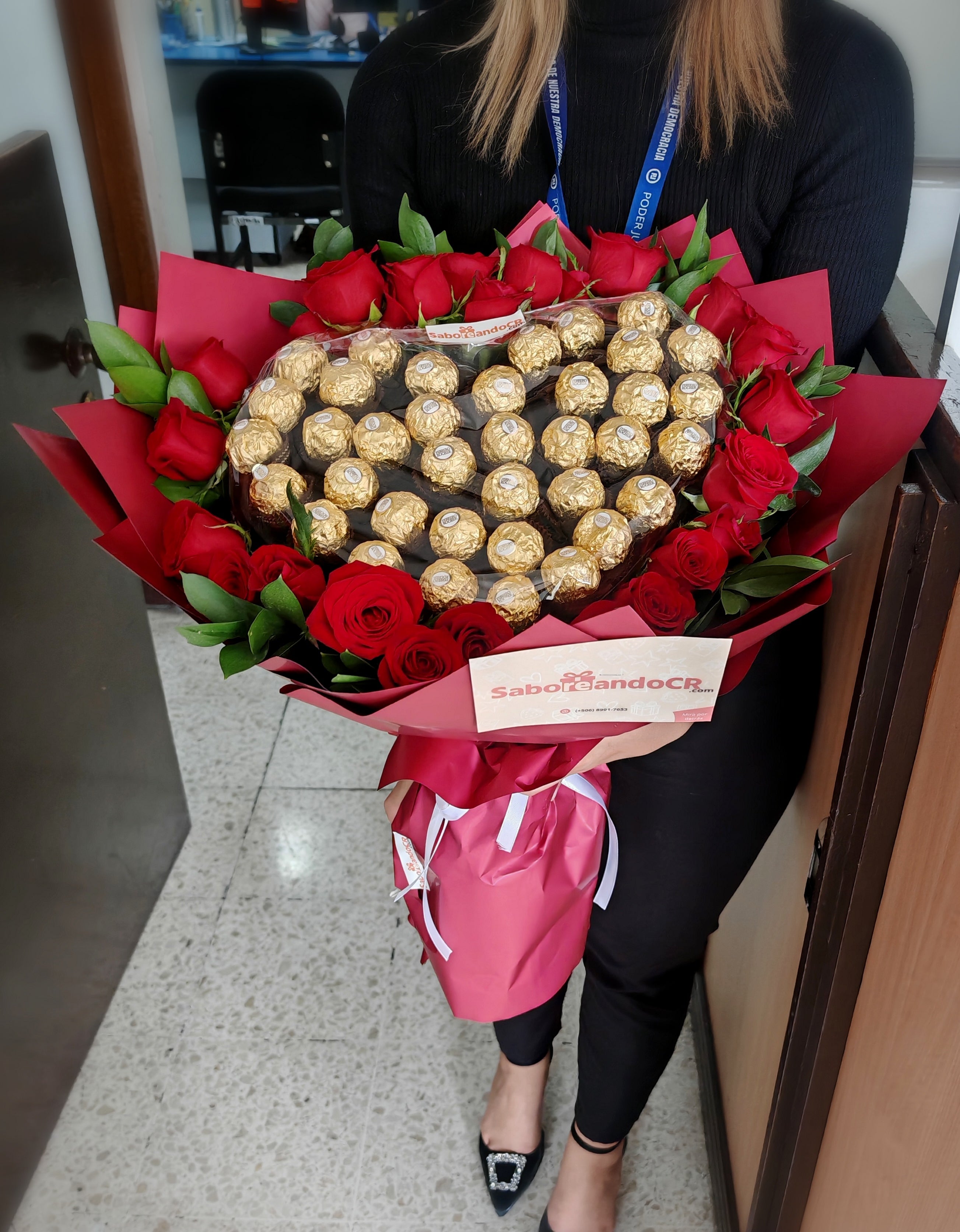 Ramo bucho rosas y Ferrero ROcher saboreandocr
