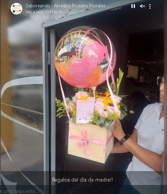 Arreglo floral con globo burbuja