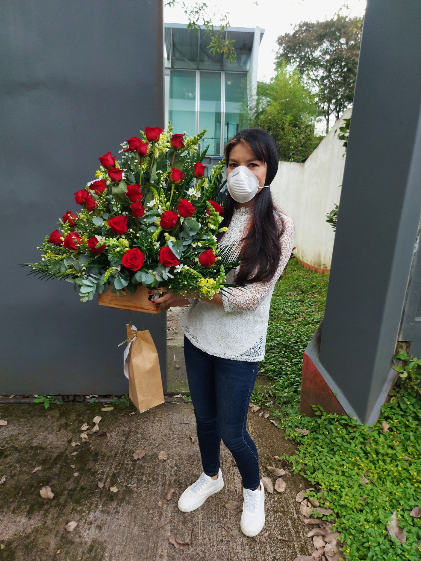 saboreandocr ramo grande de rosas rojas con follaje, eucalipto en costa rica