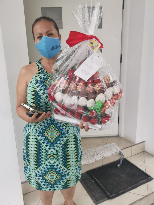 28 fresas medianas + 24 fresas grandes +7 rosas (o girasoles).