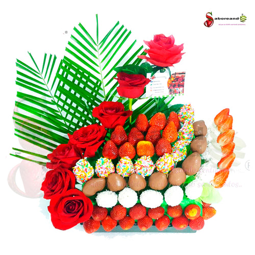 Arreglo frutal de fresas con chocolate topping de coco y rosas rojas
