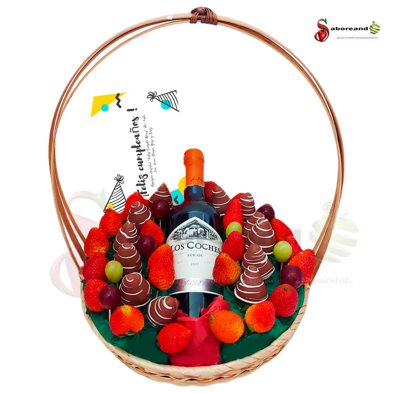 Canasta de Mimbre con fresas al natural y fresas con chocolate más uvas verdes y botella de vino  saboreandocr costa rica