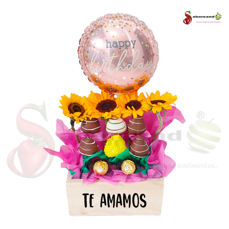 caja de madera, con fresas con chocolate y flores , globo de cumpleaños , Costa Rica Saboreandocr