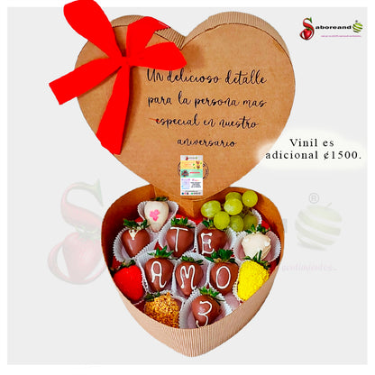 Caja de fresas y uvas  en forma de corazon con mensaje en vinil adicional